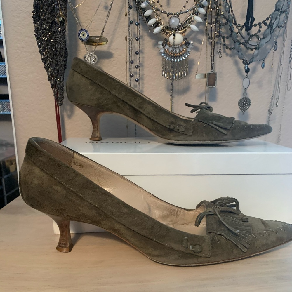 Manolo Blahnik olive green suede kitten heel!